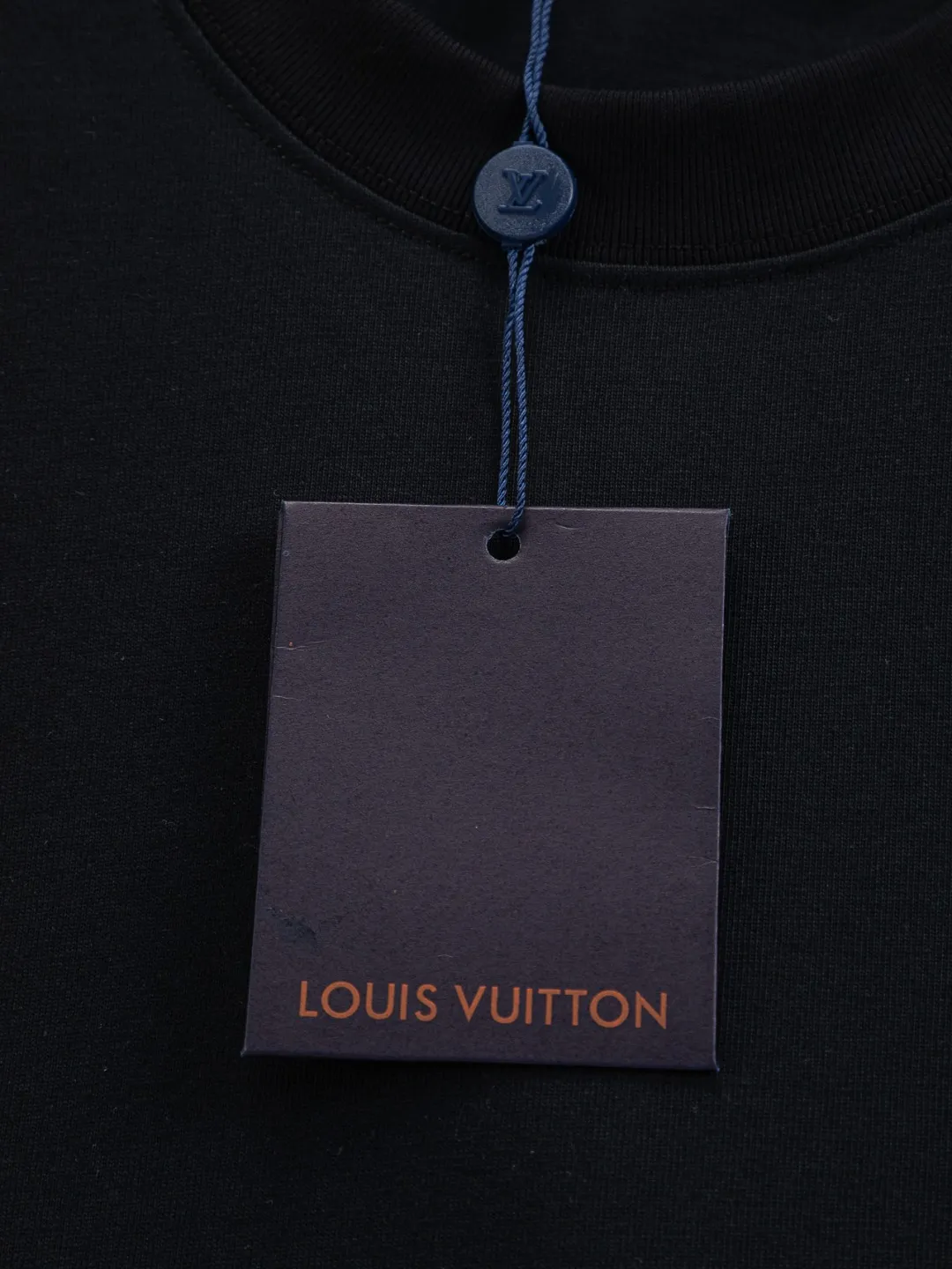 🅿️190 Louis Vuitton 1V LV lv slightly wide version S-XL LV 26ss new products are available at counters simultaneously. Multiple craftsmanship. Small graffiti letter logo on the chest + large graffiti letters logo printing on the back. Round neck short-sleeved T-shirt, same style for men and women! Consigned to one-to-one creation. Synchronized with the official website, pure cotton fabrics at the counter! It is close to the skin and comfortable, durable and easy to wear. It has a classic and simple logo design and meticulous original craftsmanship. Short-sleeves, a must-have item for men, do not appear to be the same for the general public, but must be unique and eye-catching. This LV short-sleeve is all about quality, comfort, the same shape and fashion as always, including fabrics and cutting techniques. All of them have been made with great effort! 320 grams of washed pure cotton fabric, pure cotton is breathable, very refreshing and comfortable for daily wear. The rib knitting on the neckline is smooth and tight, and the neckline will not be skewed if you toss it at will. The loose version, you will find that it looks really good on the upper body. The overall is minimalist and neat, super versatile for daily use! Pair it casually with a pair of pants for a youthful look. A T-shirt will make your outfit crazy. It is a fashionable item that can never go wrong! Color: Black White Size: S-XL Size chart: S: Shoulder width 50-Bust 56-Length 70 M: Shoulder width 52-Bust 57-Length 72 L: Shoulder width 54-Bust 59-Length 74 XL: Shoulder width 56-Bust 62-Length 76